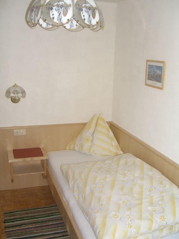 Gaestehaus Hofer Brixen im Thale Pokoj fotografie