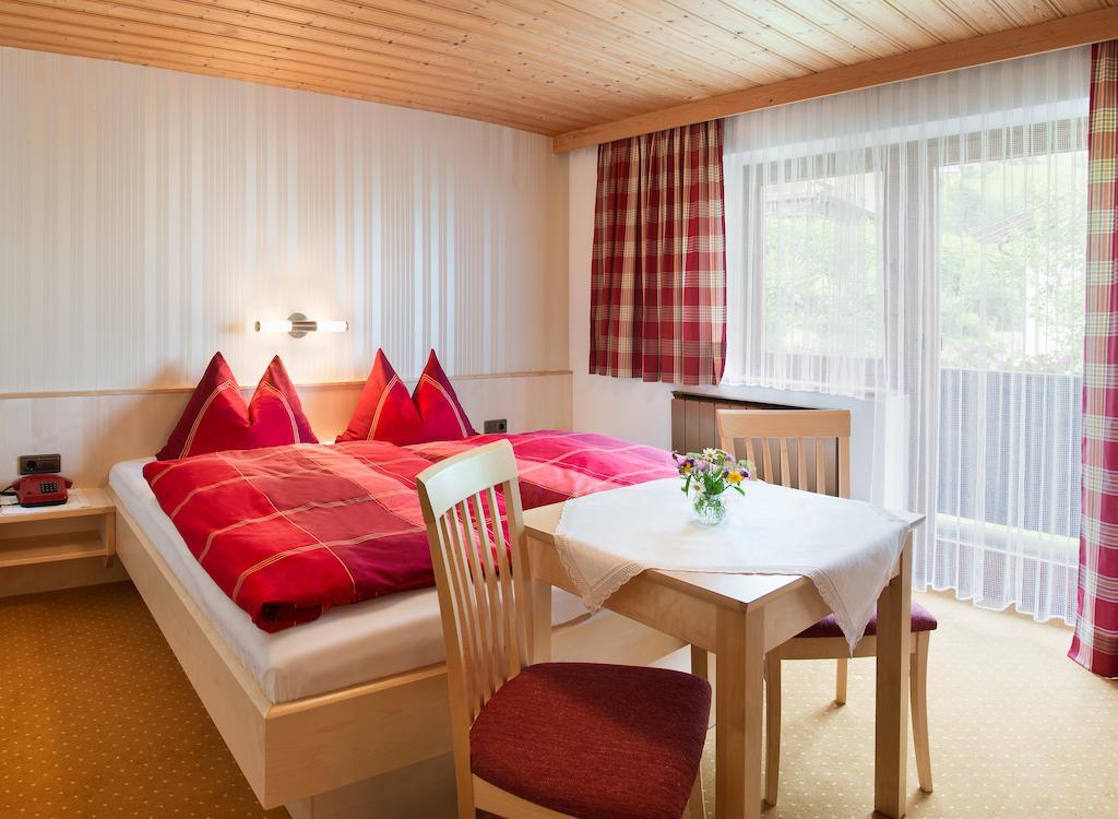Gaestehaus Hofer Brixen im Thale Pokoj fotografie
